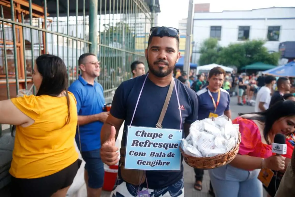 Ambulante com placa e cesta de balas