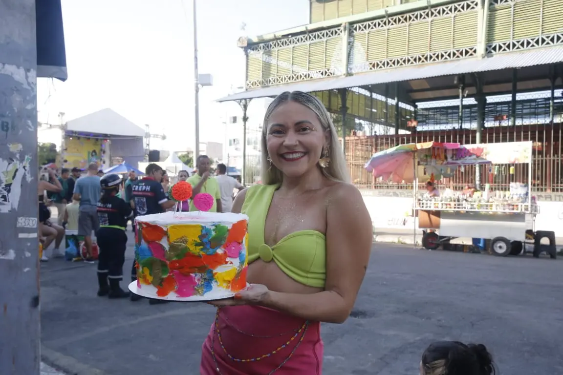 Foliã segura o bolo de aniversário