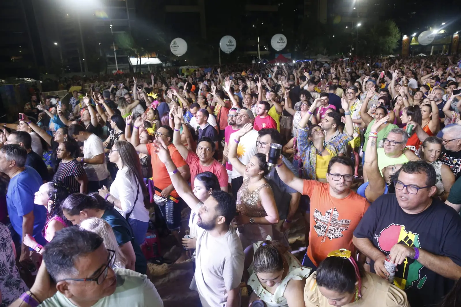 Foliões na Praia de Iracema