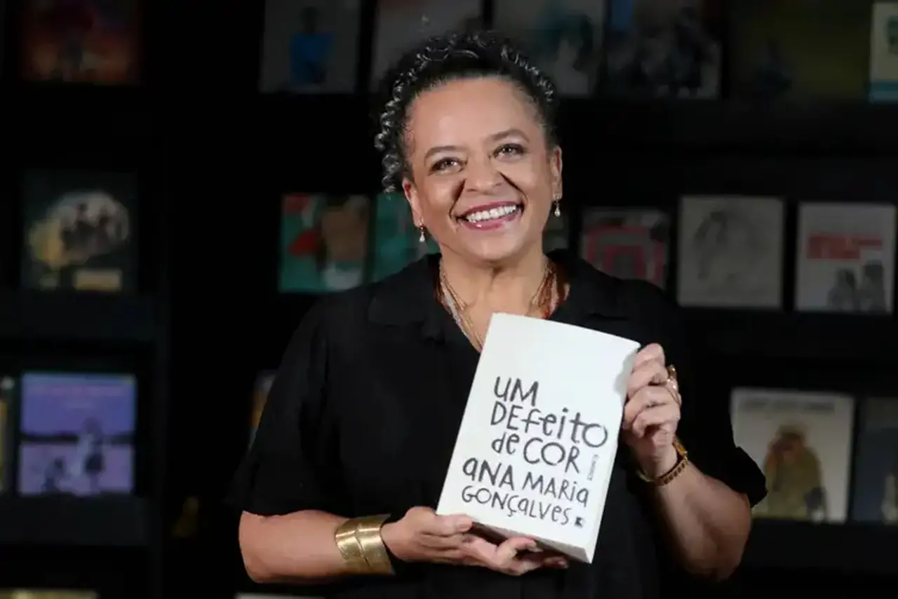 Escritora participou de ensaios e desfilou na escola de samba