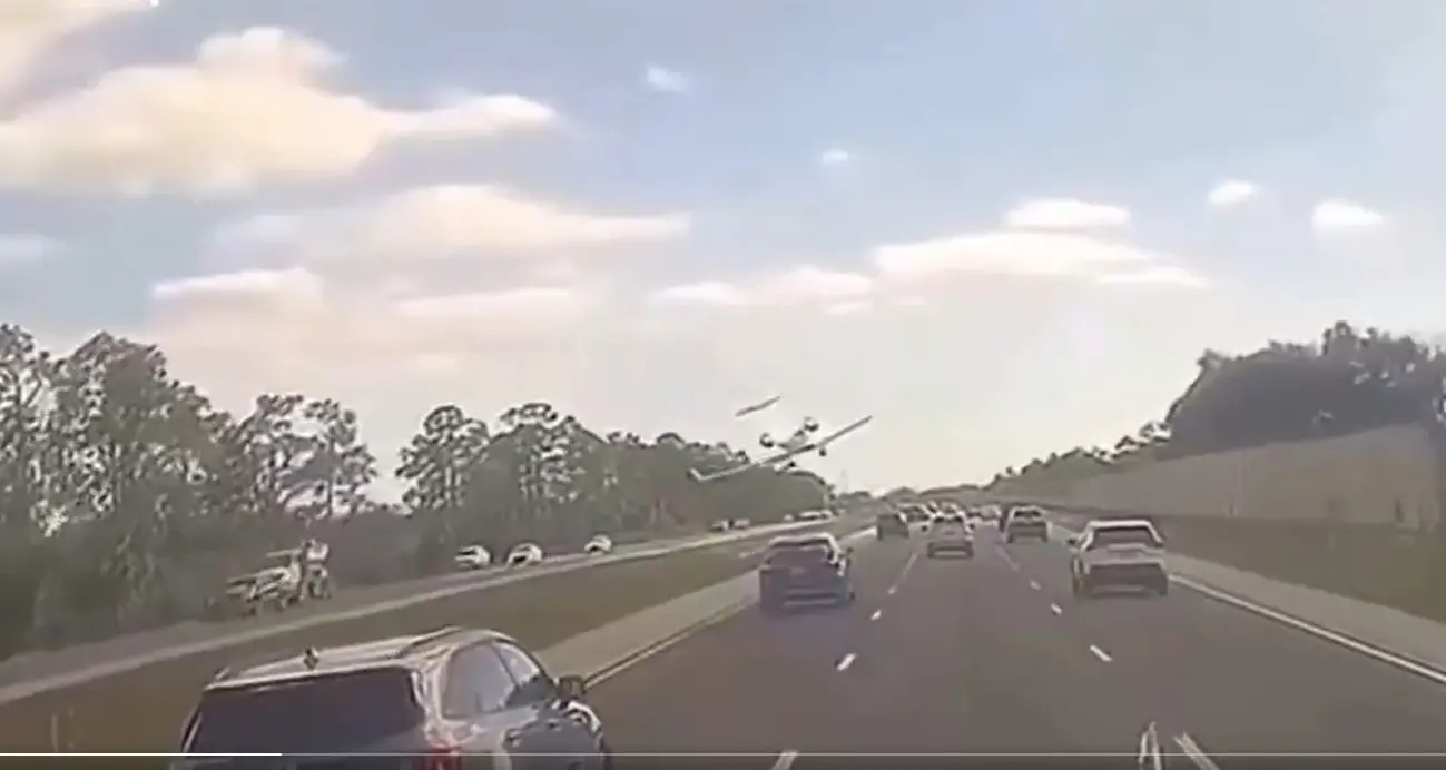 Imagem da notícia: Avião cai em rodovia nos EUA, e câmera flagra momento; 2 pessoas morreram