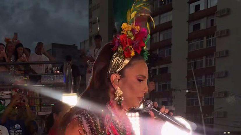 Cantora baiana comandou mais um trio elétrico em Salvador