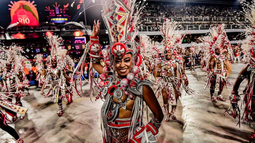 Unidos do Viradouro em desfile durante Carnaval do Rio de Janeiro de 2024. Que horas começa a apuração do Carnaval 2024 no Rio de Janeiro? Veja detalhes