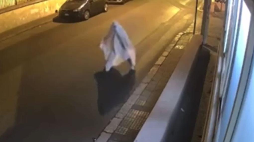 Homem persegue ex-mulher vestido de 'fantasma' e é advertido pela polícia na Itália