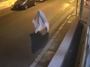 Homem persegue ex-mulher vestido de 'fantasma' e é advertido pela polícia na Itália