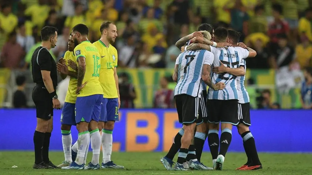 Imagem mostra jogadores de futebol
