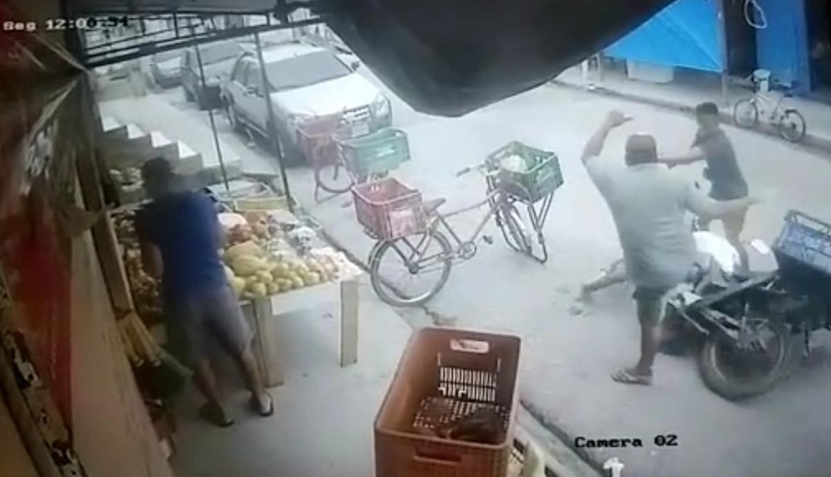 Captura de tela de câmera de segurança mostrando momento em que homem é morto