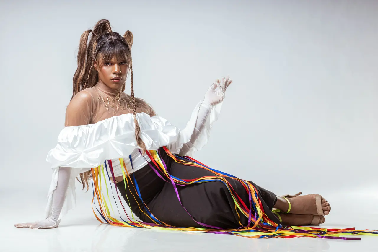 Malina Starlight, em foto para o ensaio de capa do álbum. Figurino homenageia tradições do Cariri