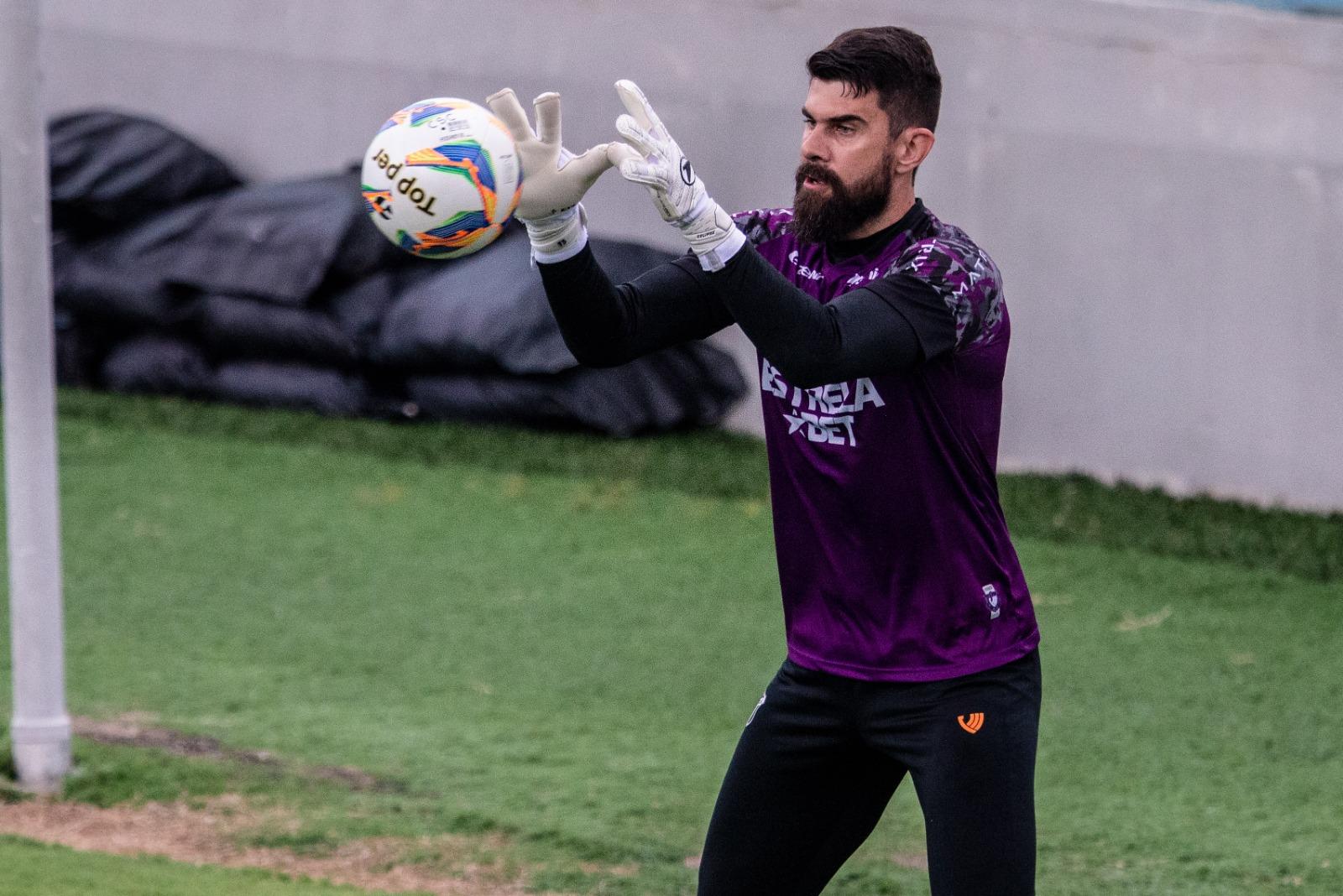 Fernando Miguel treinando com bola