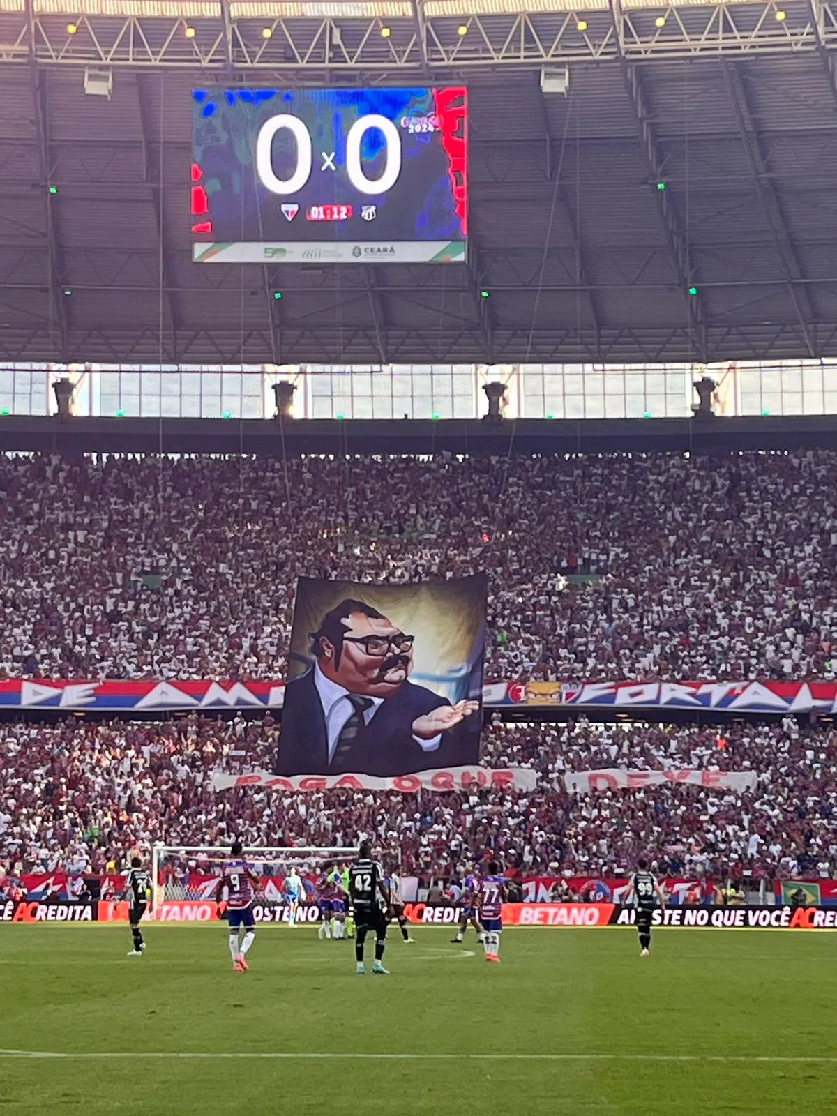 Mosaico da torcida do Fortaleza em provocação ao Ceará.