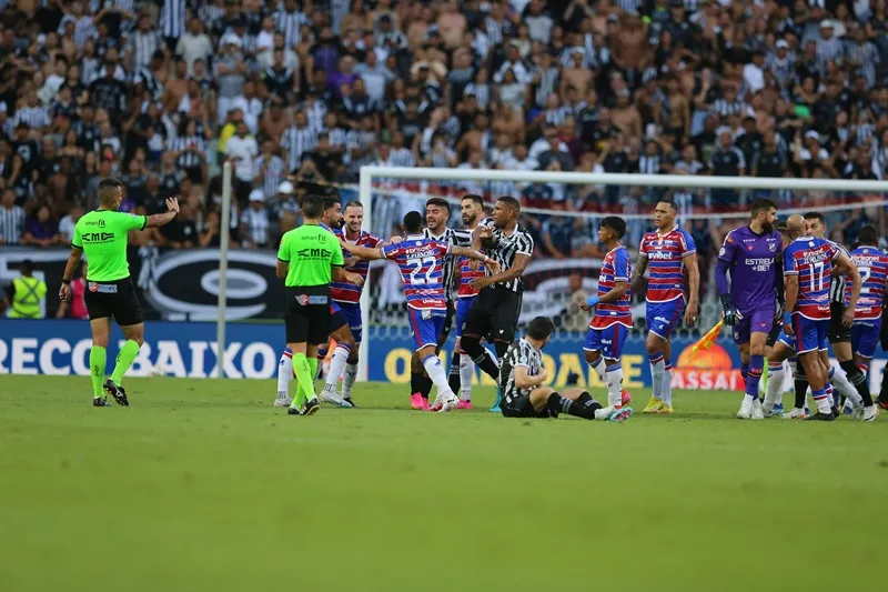 Clássico-Rei também foi marcado por confusão em campo.