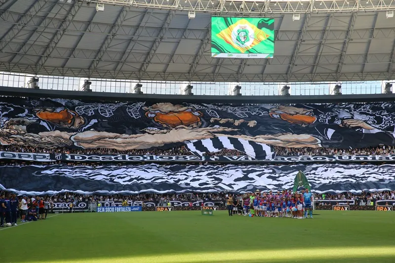 Torcida do Ceará faz festa na arquibancada com mosaico e bandeirões.