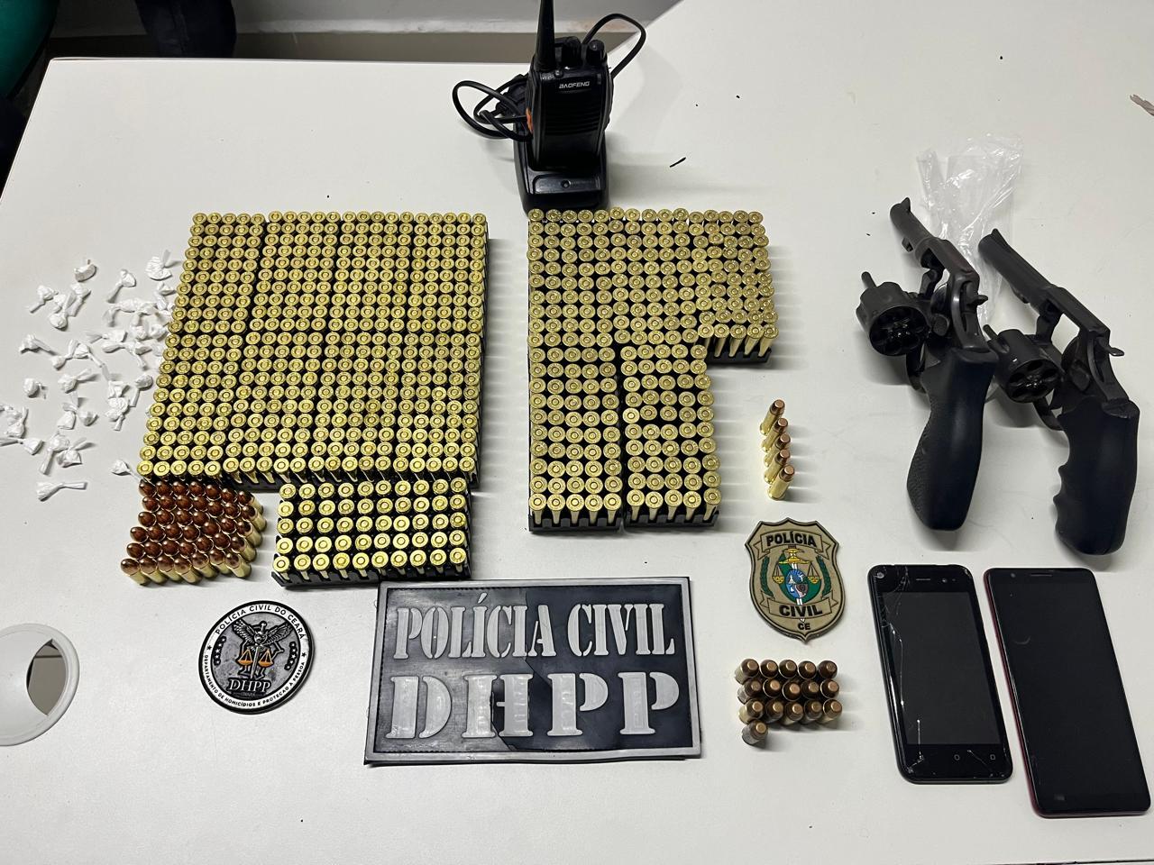 Armas, drogas e munições foram apreendidas durante a operação