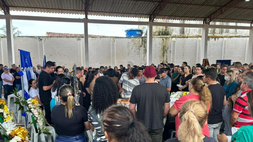 As vítimas da Chacina de Aracoiaba foram veladas juntas, na escola Pedro Guedes, no Centro do Município, nesta segunda-feira (19)