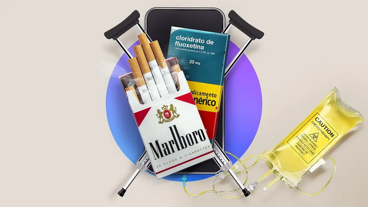 Imagem da caixa de um cigarro, com o fundo de um remédio e um par de muletas