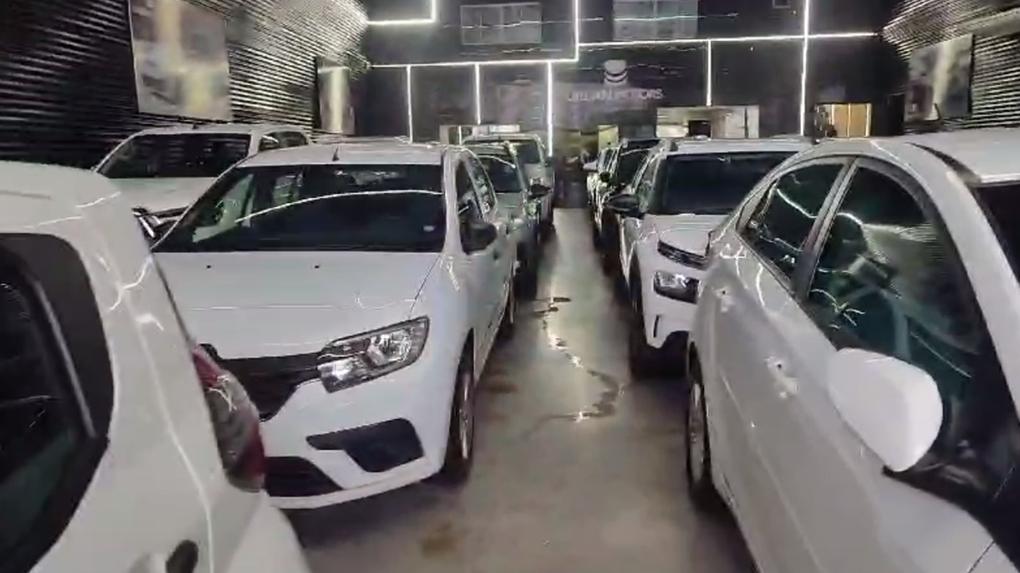 Dezenas de automóveis foram apreendidos pela Polícia Civil, na Operação