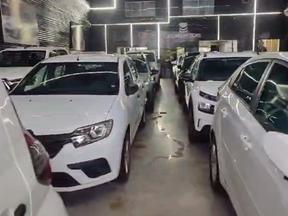 Dezenas de automóveis foram apreendidos pela Polícia Civil, na Operação