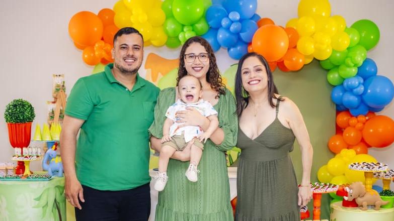 Trisal do Ceará registra filho com duas mães e um pai