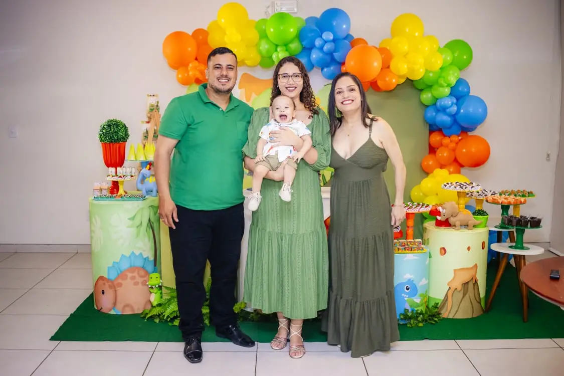 Trisal do Ceará registra filho com duas mães e um pai