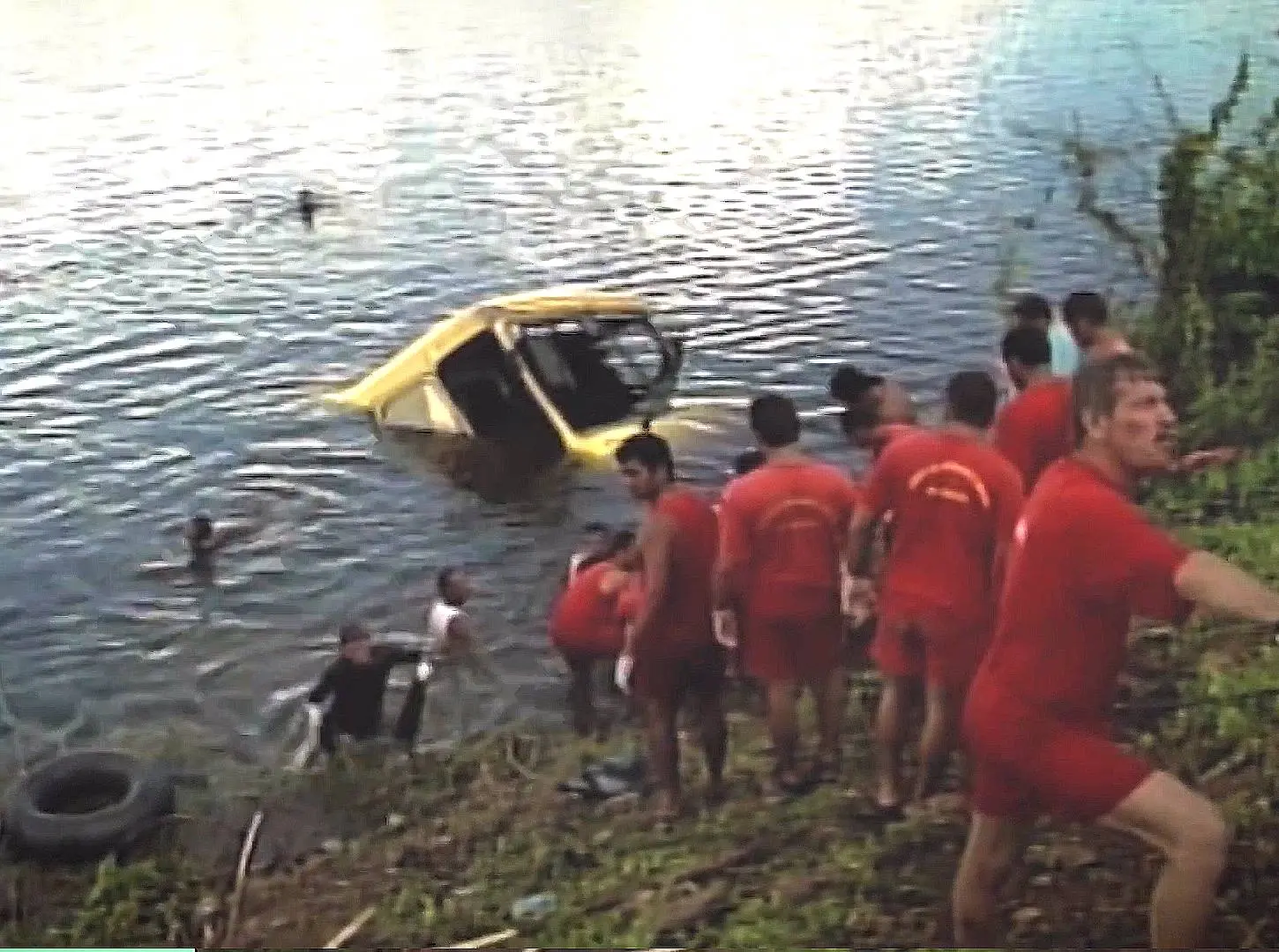 Montagem de fotos mostra acidente de ônibus