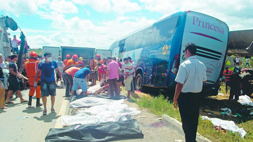 Um acidente envolvendo um ônibus da Viação Princesa dos Inhamuns provocou a morte de 18 pessoas no interior do Ceará, em 2014