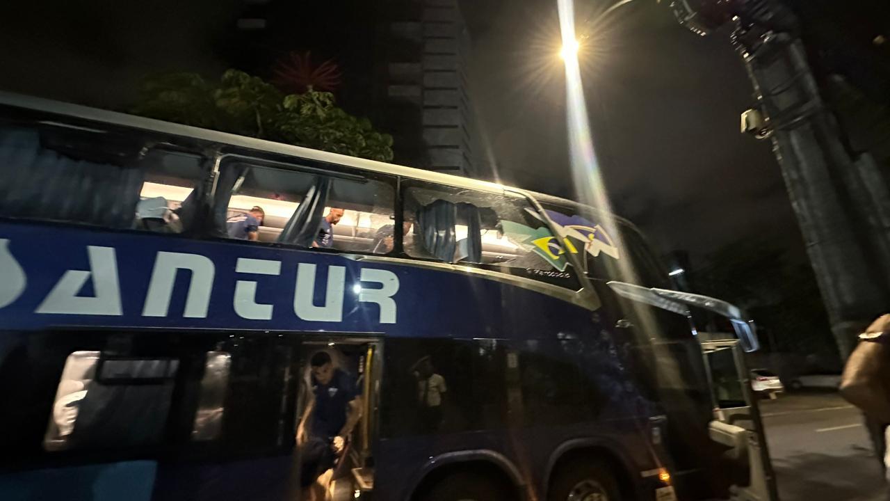 Ônibus do Fortaleza teve todas as janelas quebradas