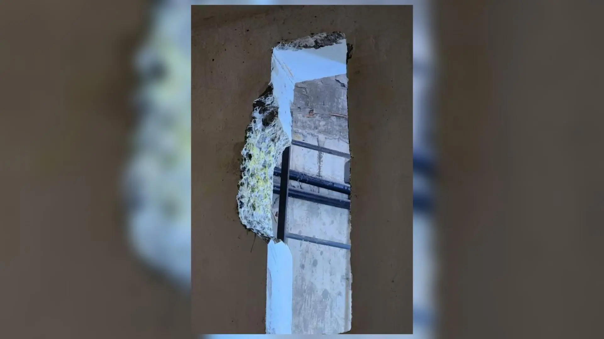 Buraco na parede da cela de onde saíram fugitivos do presídio federal em Mossoró