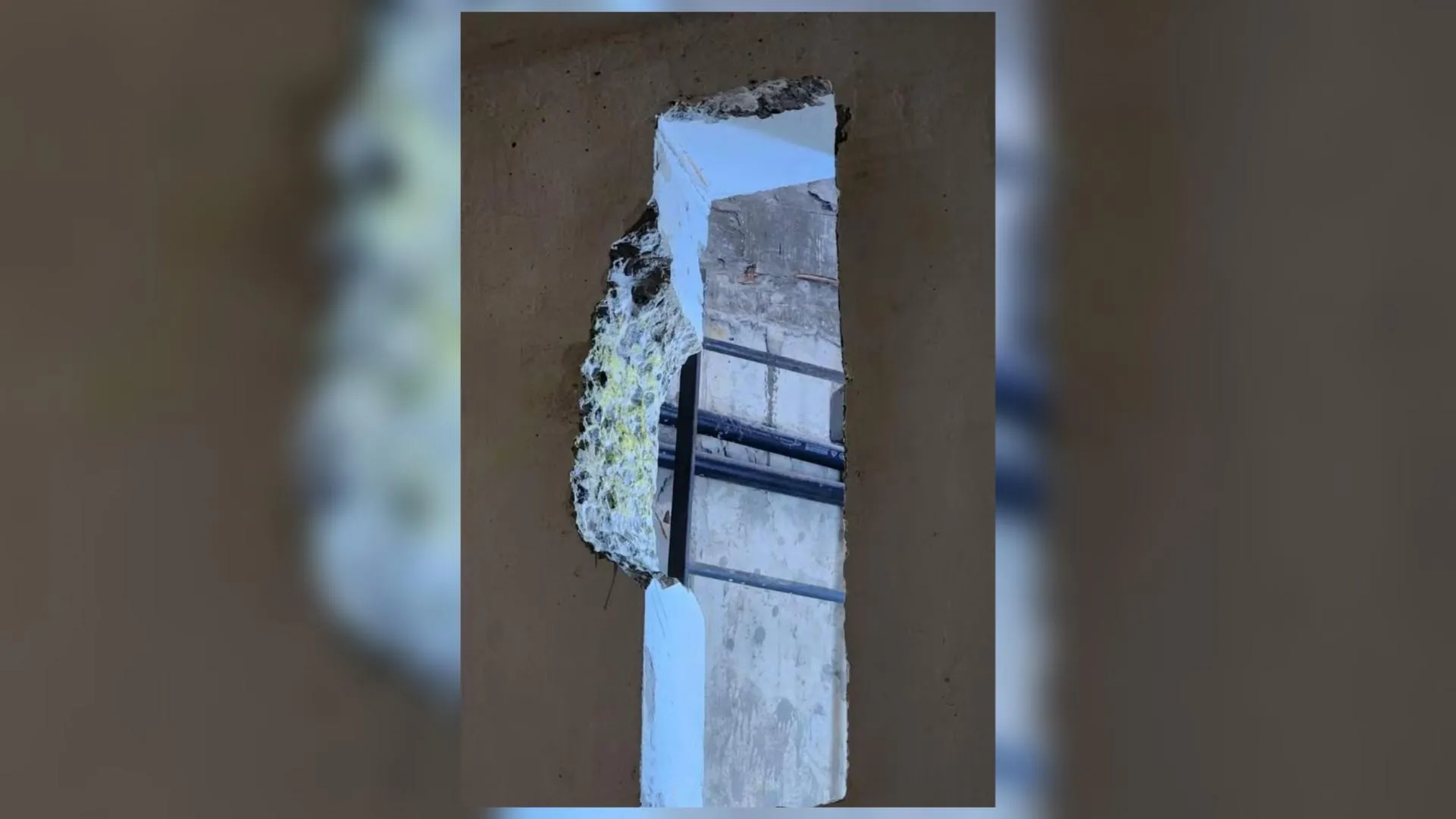 Buraco na parede da cela de onde saíram fugitivos do presídio federal em Mossoró