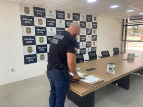 Policial organiza material apreendido na sede da Polícia Civil do Ceará