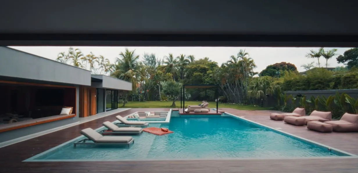 Casa conta com uma grande piscina no quintal