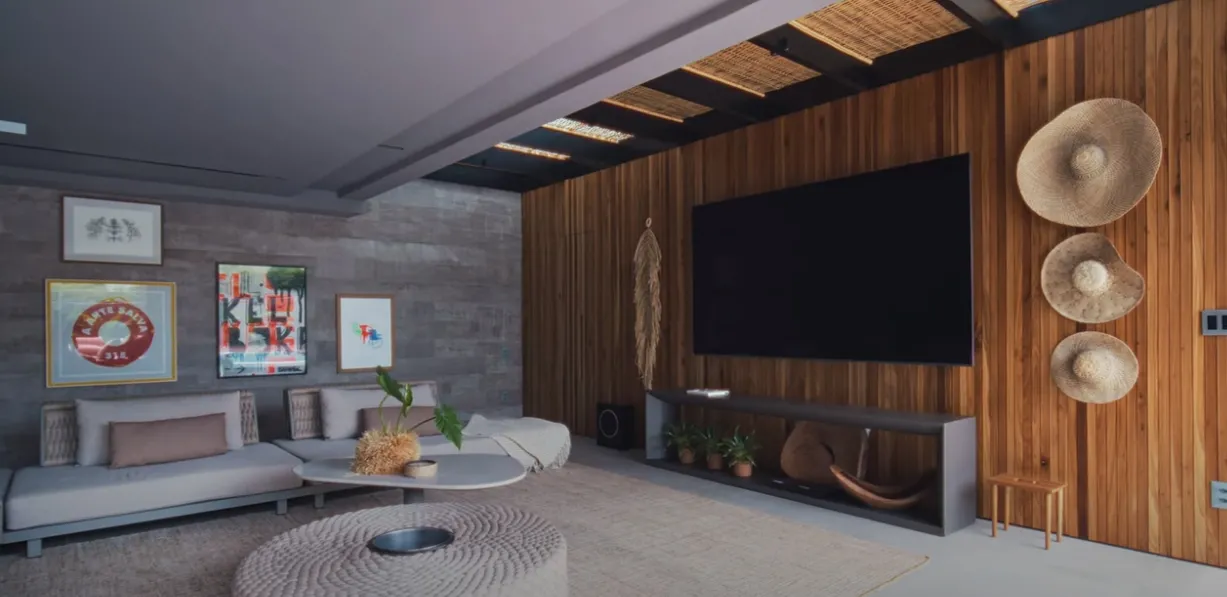 Casa tem muitos detalhes quentes, com uso de madeira e palha