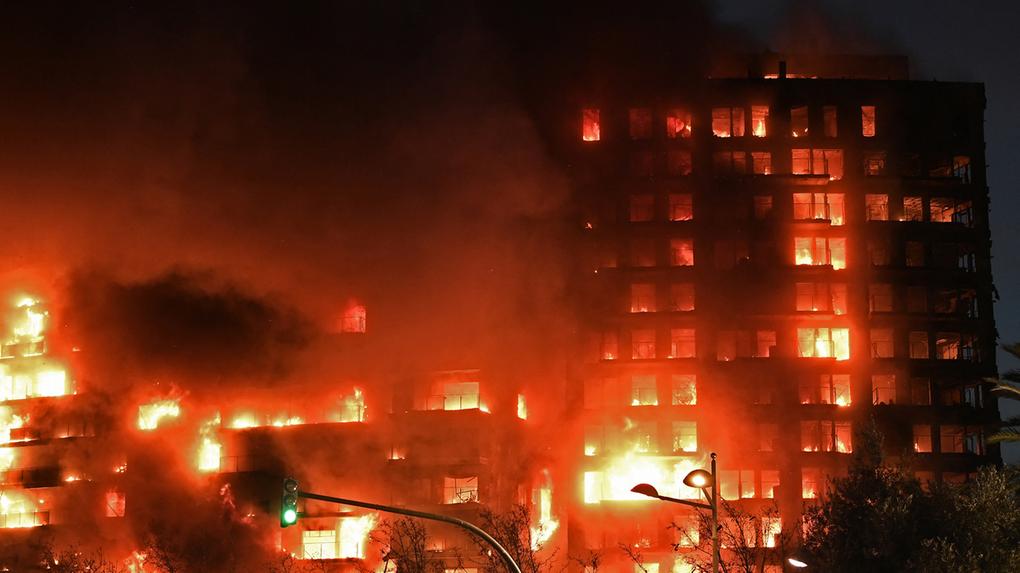 Um grande incêndio atingiu um bloco residencial de vários andares em Valência em 22 de fevereiro de 2024.