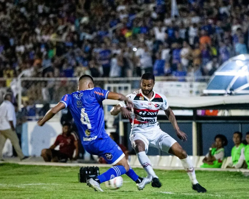 Duelo entre Ferroviário e Iguatu na final da Taça Fares Lopes de 2023.