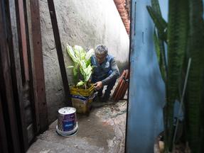 Agente de endemias fiscaliza possíveis locais com criadouro de mosquito transmissor da dengue