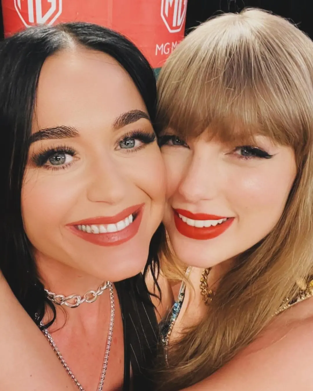 Taylor Swift e Katy Perry tirando fotos juntas