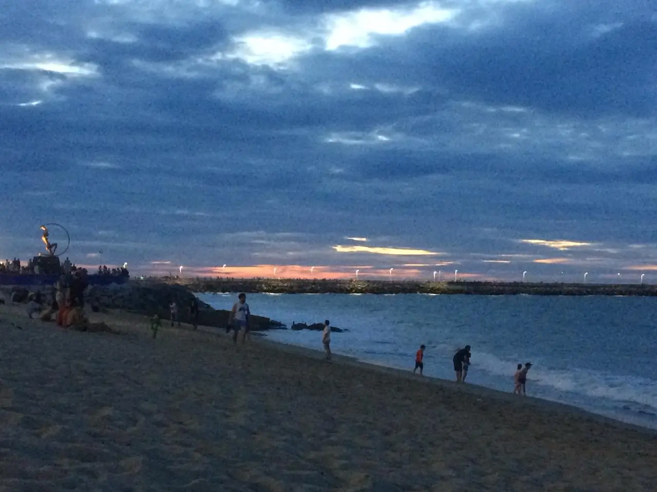 Pessoa em balanço de frente a uma lagoa