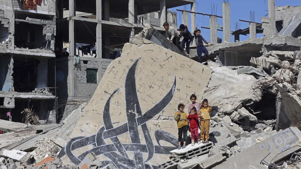 O mais recente conflito entre Israel e Hamas começou em outubro de 2023; segundo a ONU, 2,2 milhões de pessoas estão ameaçadas de fome em Gaza