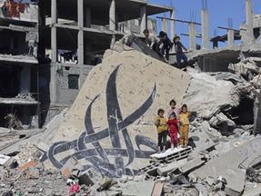 O mais recente conflito entre Israel e Hamas começou em outubro de 2023; segundo a ONU, 2,2 milhões de pessoas estão ameaçadas de fome em Gaza