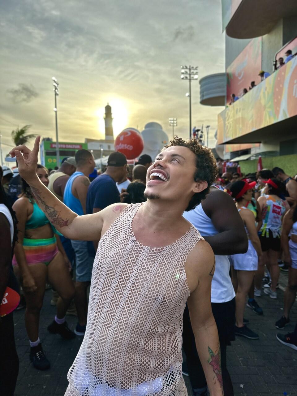 Salvador me colocou na rua, com o pé no asfalto, entre os foliões suados, os ambulantes, o povão, entre as rodas e o balanço do corpo a corpo