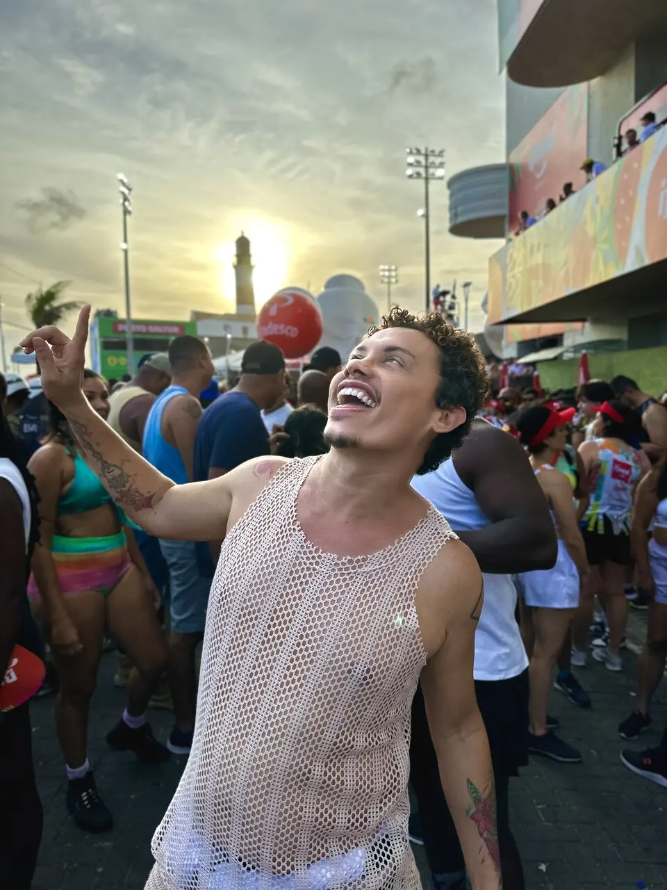 Salvador me colocou na rua, com o pé no asfalto, entre os foliões suados, os ambulantes, o povão, entre as rodas e o balanço do corpo a corpo
