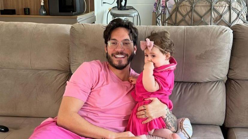 Eliezer publicou vídeos em que pede cuidado aos fãs com a filha Lua, no Instagram