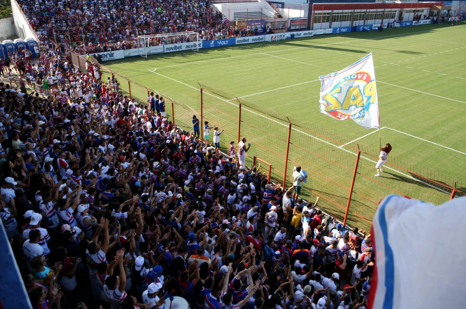 imagem mostra torcedores