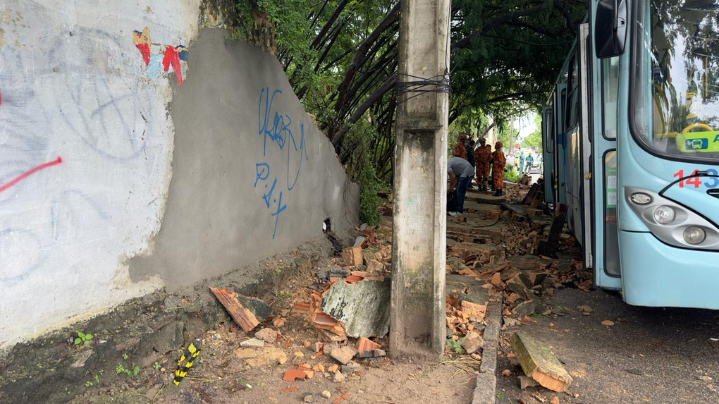 Muro caído do CSU do Conjunto Ceará