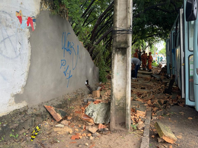 Muro caído do CSU do Conjunto Ceará