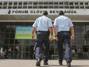 Dois policiais militares na frente do Fórum Clóvis Beviláqua, em Fortaleza