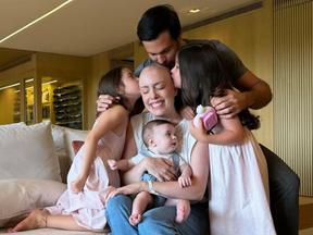 Fabiana Justus comemora alta hospitalar com a família