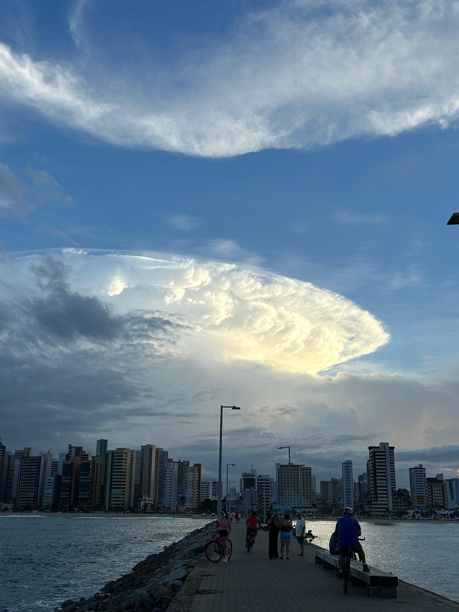 Nuvem “Cumulonimbus” também pode proporcionar raios e trovões
