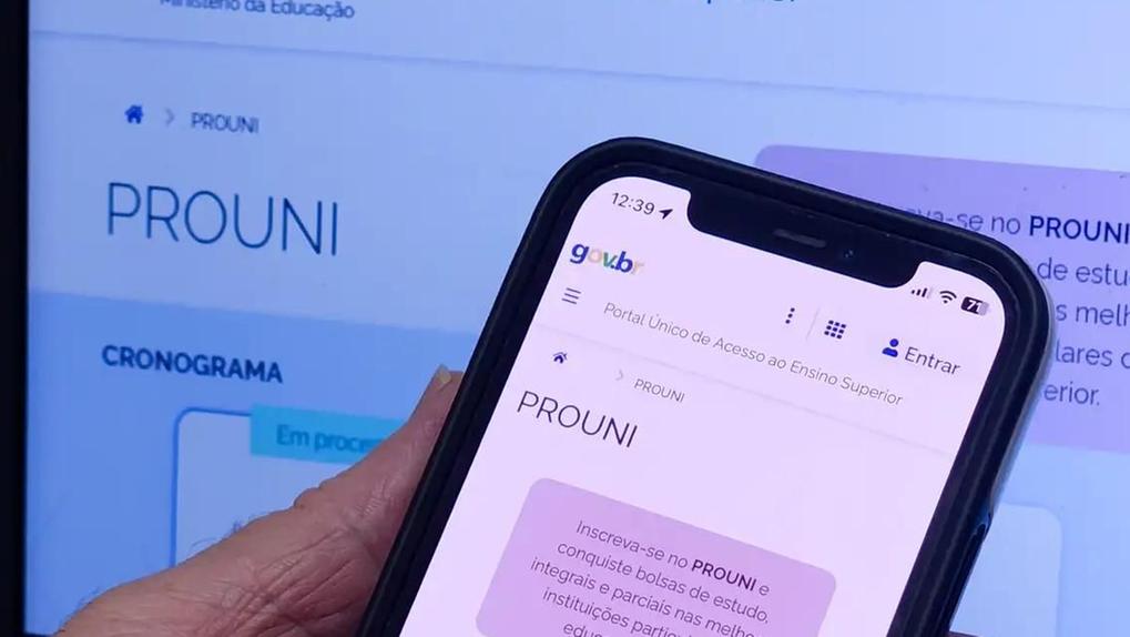 Imagem mostra celular e notebook com home do site do Prouni aberta. Resultado da segunda chamada do Prouni é divulgado nesta terça (27); veja como consultar