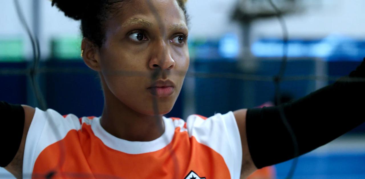 'Levante' acompanha Sofia (Ayomi Domenica), uma jovem jogadora de vôlei de 17 anos que descobre estar grávida ao mesmo tempo que recebe uma oportunidade única para a carreira como atleta