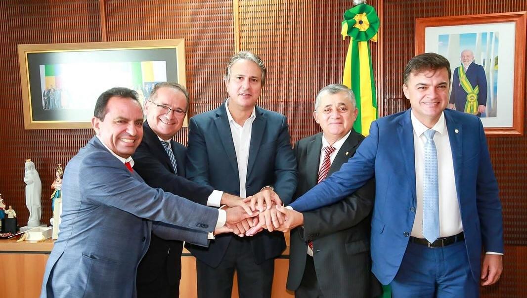 Camilo Santana ao lado do deputado federal José Guimarães, do deputado estadual Fernando Santana, do prefeito do Crato, Zé Ailton Brasil, e do vereador Pedro Lobo